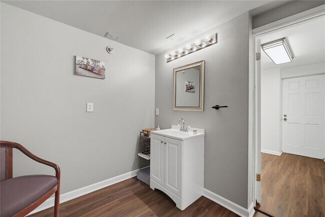 Building Photo - 4966 Cambridge Dr