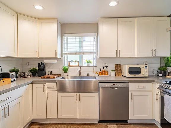Building Photo - "Charming 2-Bedroom San Diego Retreat with...