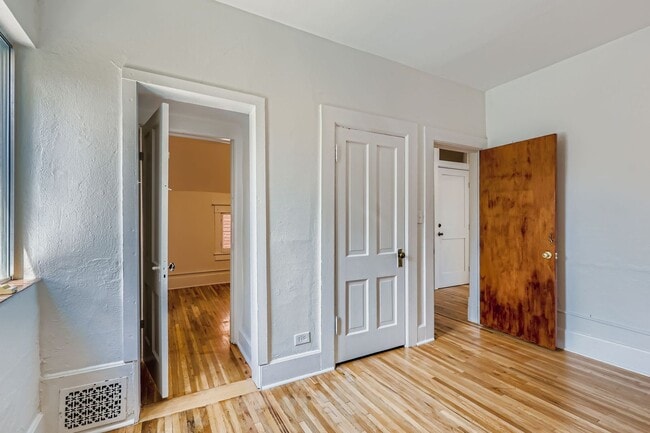 Building Photo - Charming Upper-Level 2 bed 1 bath Unit in ...