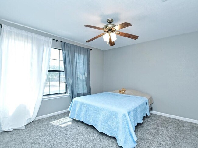 2nd bedroom - 102 N Prairie Ln