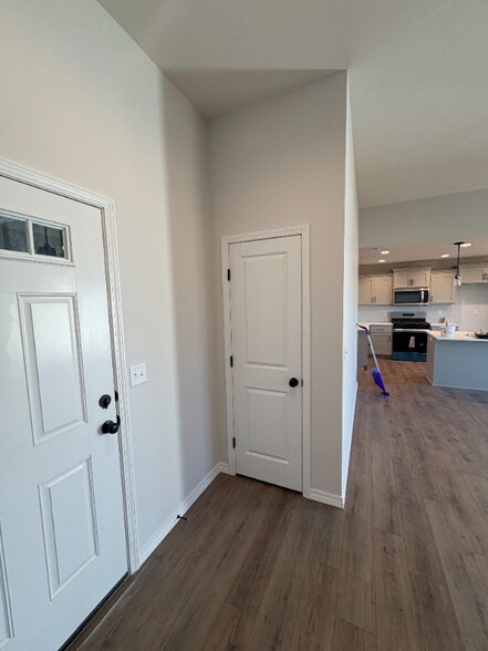 Building Photo - 896 S Silverwood Ln