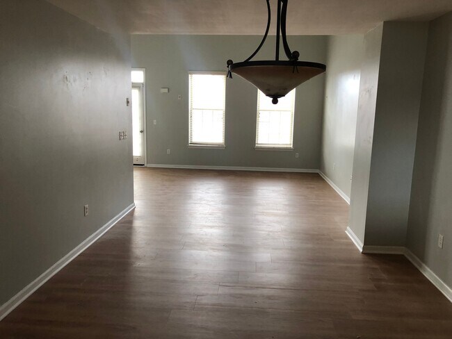 Building Photo - 1112 Fountain View Cir