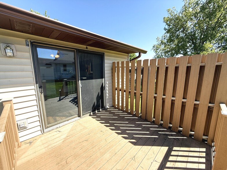 Building Photo - 1505 E Cedar Cir