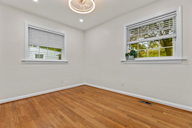 Building Photo - 549 Claymont Dr