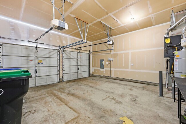 Building Photo - Vaulted Ceilings, A/C & Fully Fenced Yard – Beautiful 3-Bedroom Olympia Home!