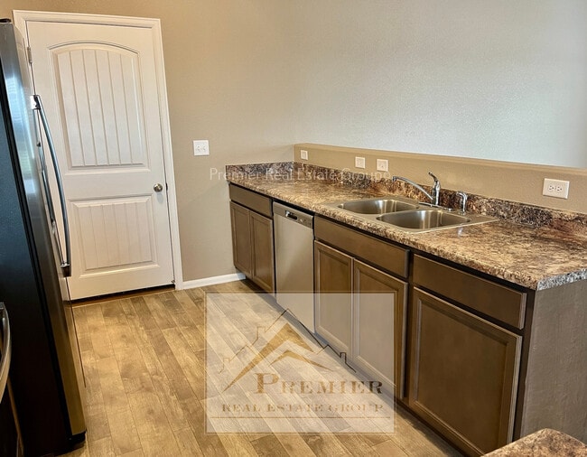 Building Photo - 7873 Sand Lake Heights