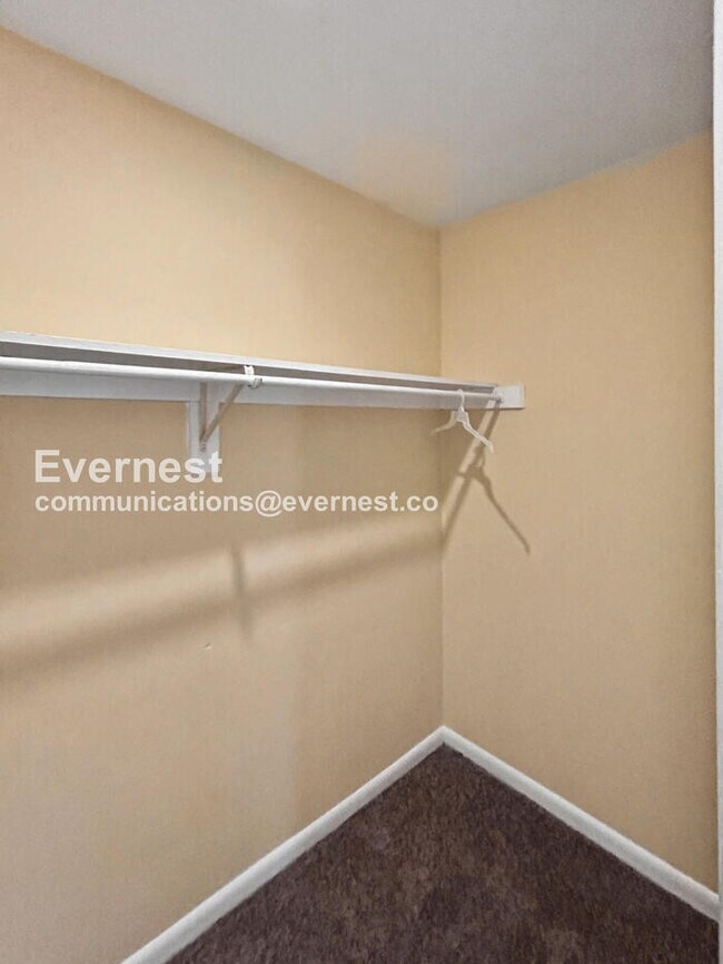 Building Photo - 3 Bed, 1.5 Bath Townhome with Off-Street Parking / Pet-Friendly / Available Now!