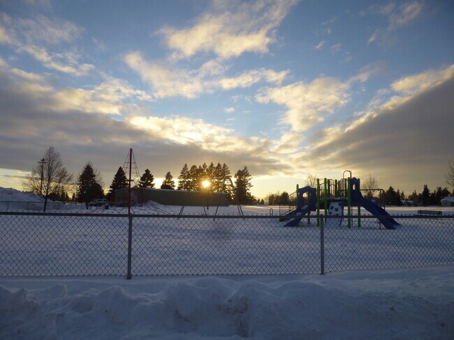 Building Photo - Cute 2 bedroom, two bath condo in Columbia Falls