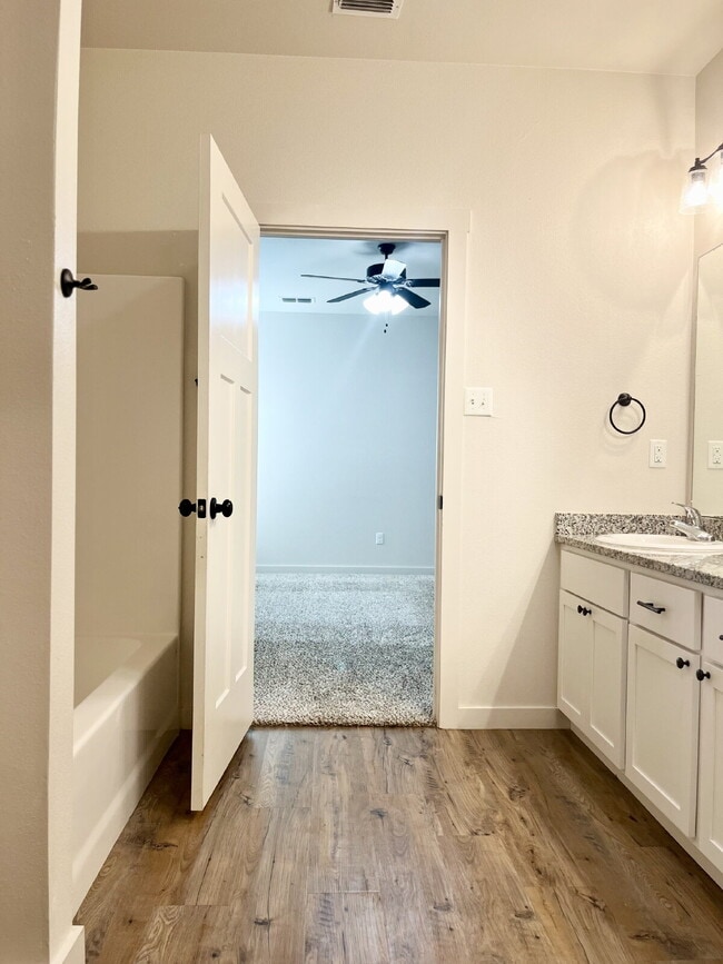 Building Photo - Beautiful Townhome in Viridian!