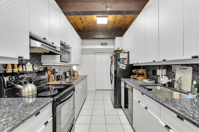 Building Photo - 720 E Coco Plum Cir