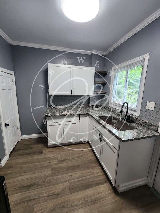 Building Photo - Spacious & Updated 3 Bed, 1.5 Bath Home – ...