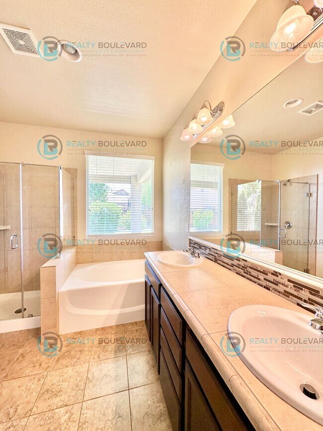 Building Photo - 3 Bedroom 2 Bathroom with Garage covered patio and beautiful yard!