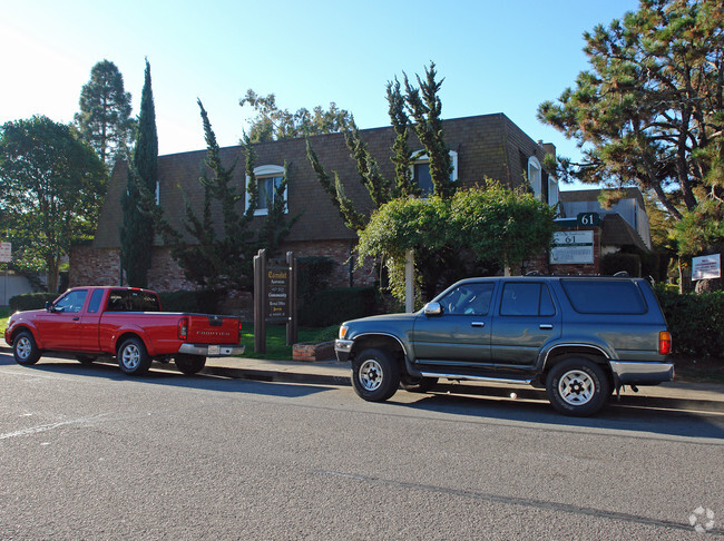 Building Photo - Camelot Apartments