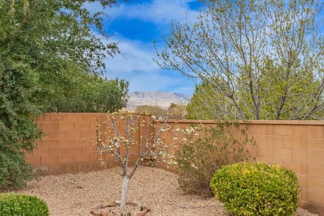 Building Photo - Bright & Beautiful 2 Bedroom Home in Sun R...