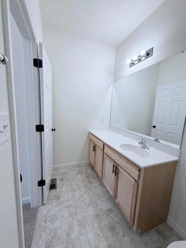 Building Photo - 810 Colony Rdg Ct