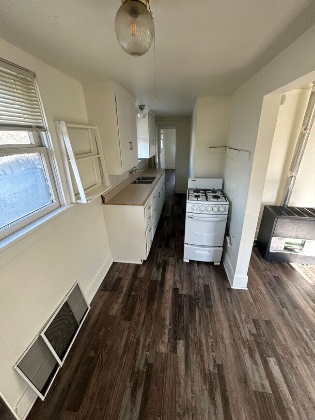 Building Photo - 1014 W 11th Ave