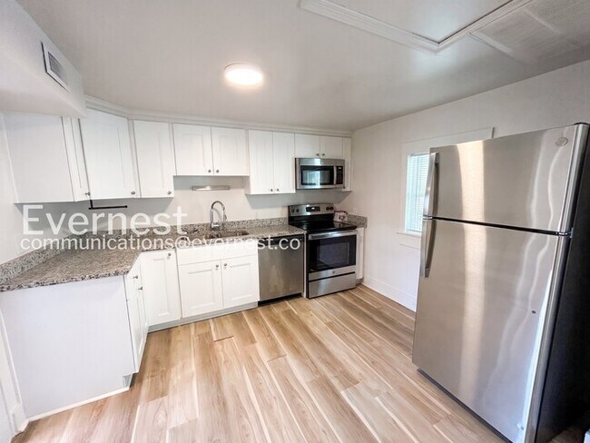 Building Photo - 3 Bed/1 Bath Home with Fenced Yard / Pet-Friendly / Available Soon!