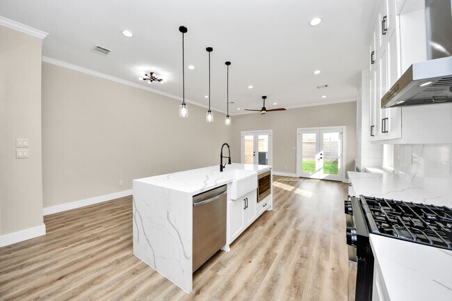 Building Photo - 127 E 38th St