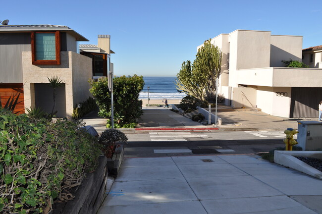 View down the Walkstreet - 112 19th St