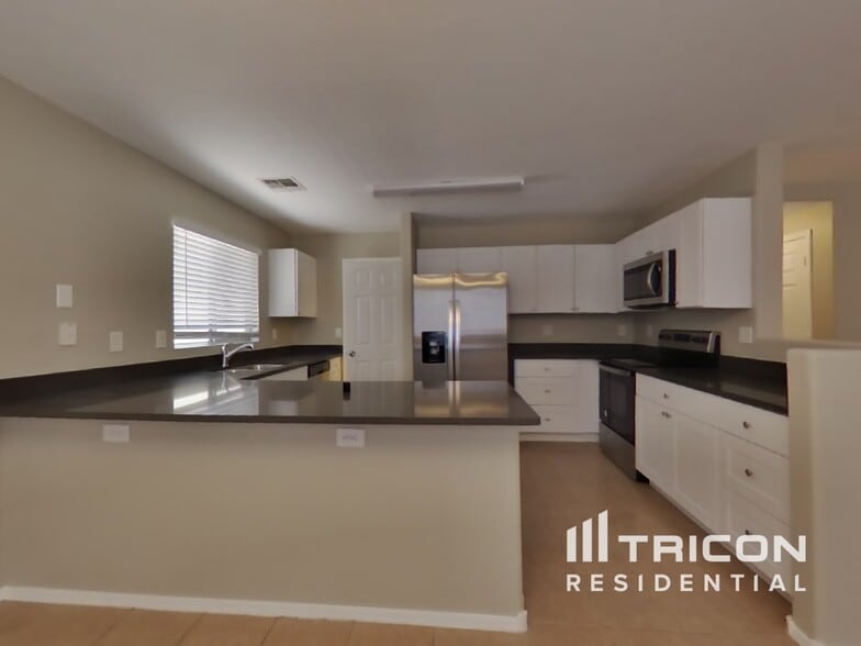 Building Photo - 43846 W Magnolia Rd