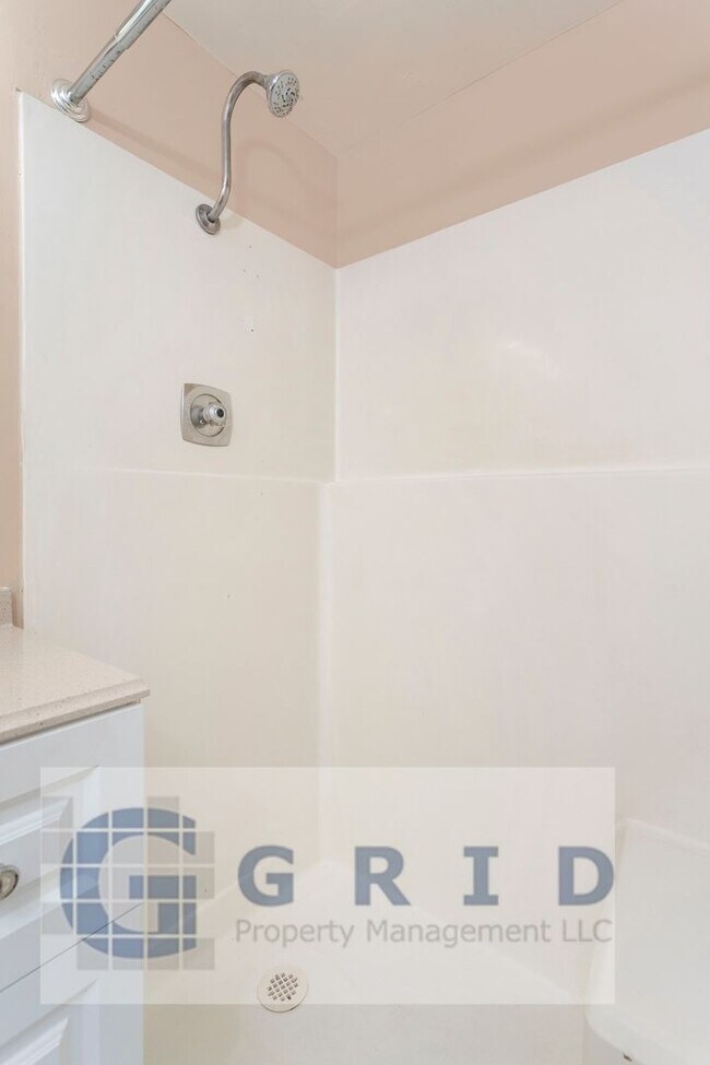 Building Photo - GPM657 - SE Raymond Ct. (T1)