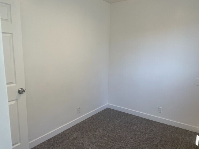 Building Photo - 1142-1144 W 700 S