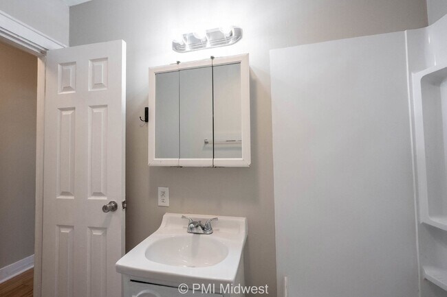 Building Photo - Charming 2-Bedroom Home with Hardwood Floo...