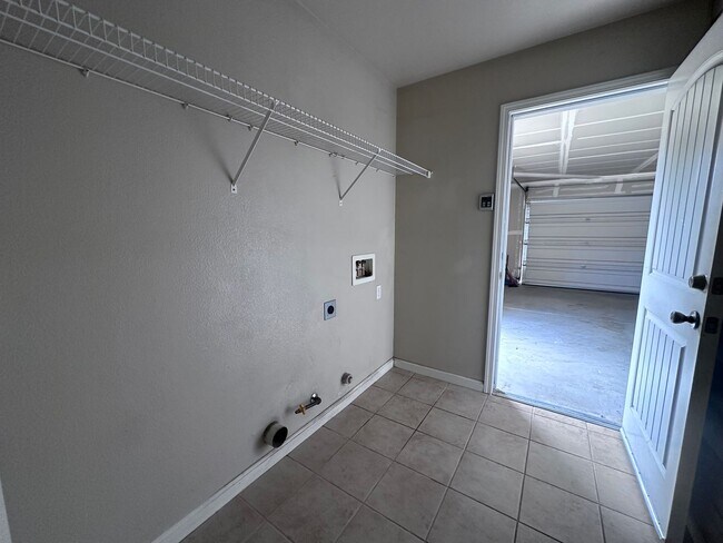 Building Photo - NW Visalia Home Coming Soon!