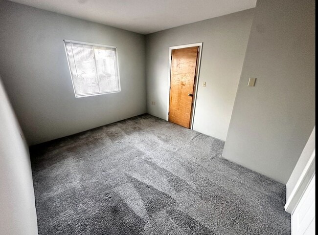 Building Photo - 10 Thompson St