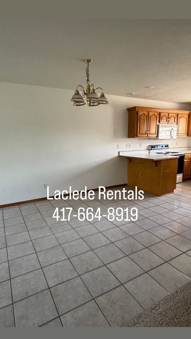 Building Photo - 2 Bedroom 2 bathroom duplex