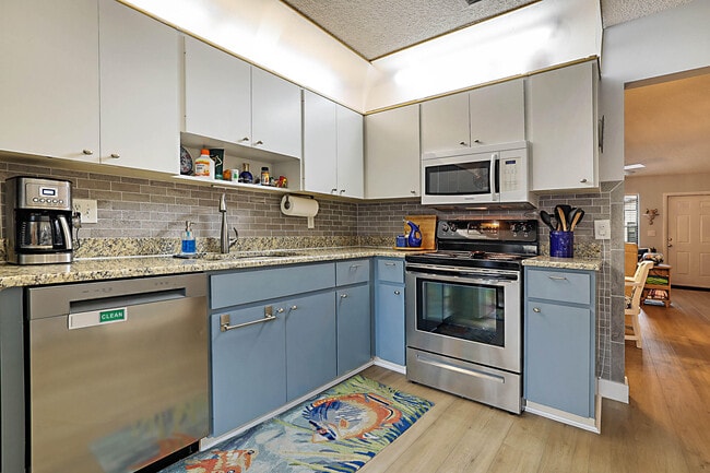 Building Photo - 8071 SE Villa Cir