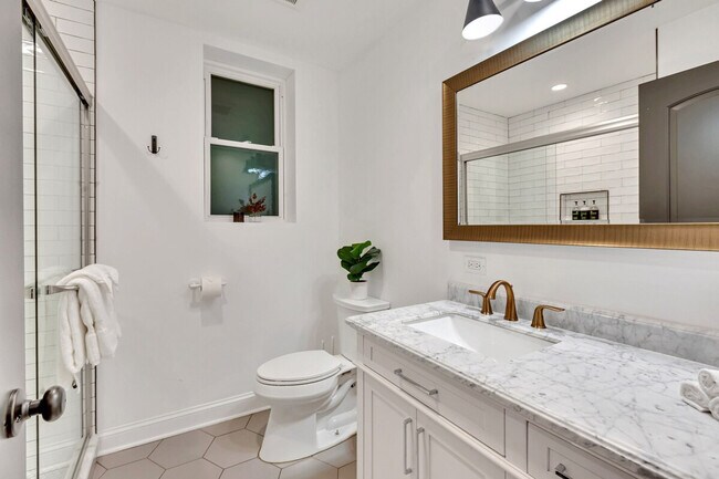 Building Photo - 3448 N Clark St