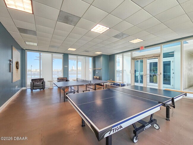 Building Photo - 231 Riverside Dr