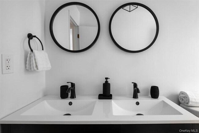 Building Photo - 17 Underhill Dr