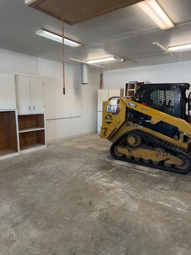 Building Photo - Beautifully upgraded 3 BR 2Ba with W/D and Shop/Garage in back.