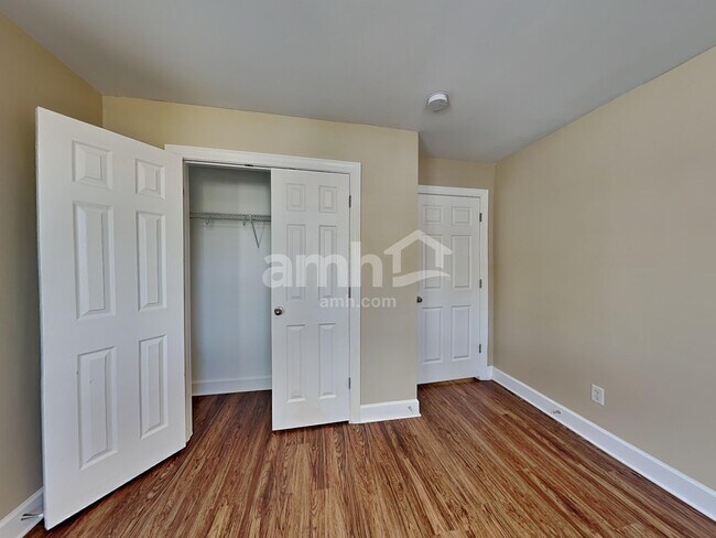 Building Photo - 116 Lake Point Ct