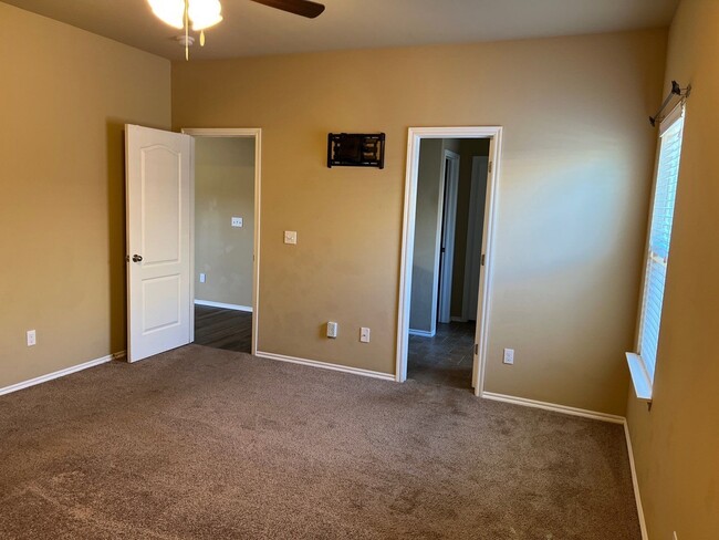 Building Photo - Available Now! - 3 bedrooms 2.5 bath