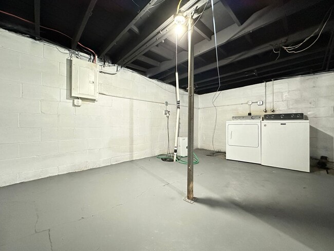 Building Photo - Updated 3 Bedroom 1,800 SQFT Home for Rent