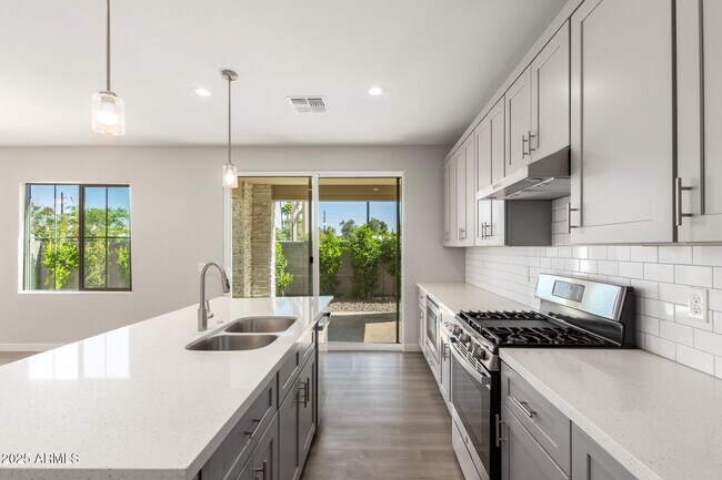 Building Photo - 1531 W Sierra Vista Dr