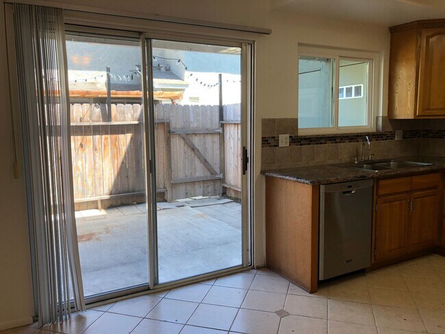 Building Photo - Santa Ana townhome style.  2 bed, 1 1/2 ba...