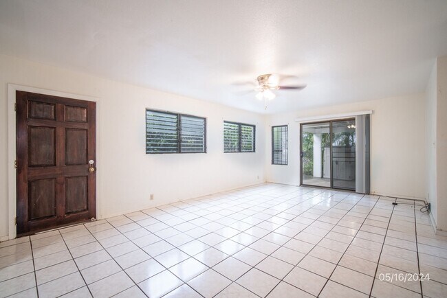 Building Photo - 2BR/1BA/2PKG(TANDEM) DOWNSTAIRS UNIT IN ALIAMANU THREE PLEX