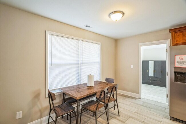Building Photo - Stylish, Newly-Renovated Home in Raleigh with Great Location!