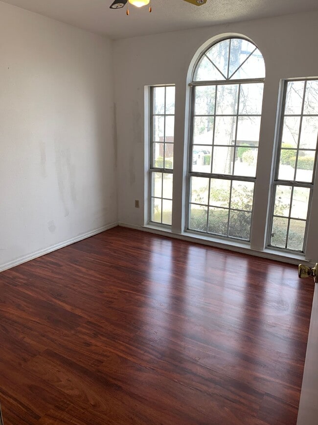 Building Photo - "Spacious 3-Bedroom Oasis with 2 Full Bath...