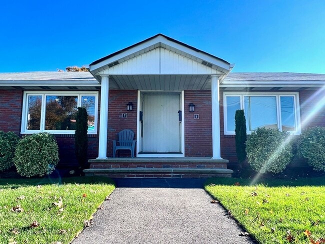 Building Photo - Soprano Duplex