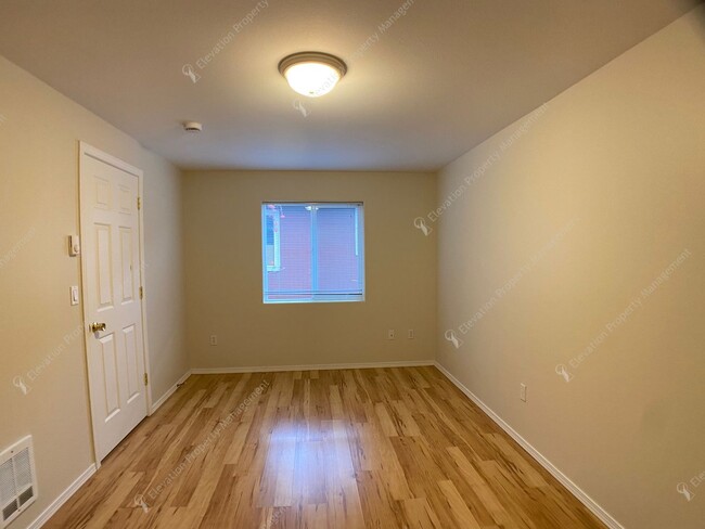 Building Photo - Bright 3 BR - 3 BA Townhouse in Redmond