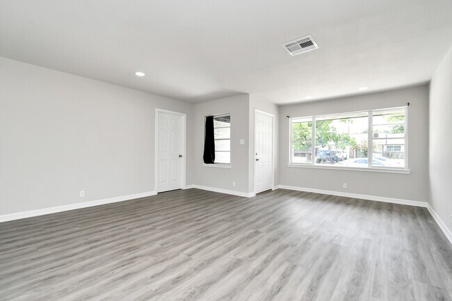 Building Photo - 638 Spell St