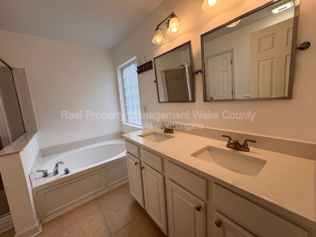 Building Photo - 912 Spring Meadow Dr