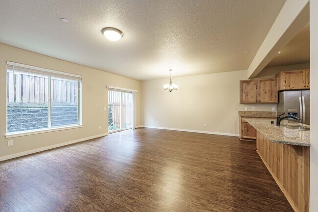 Building Photo - 3 Bedroom 2.5 Bath Townhome - Convenient R...