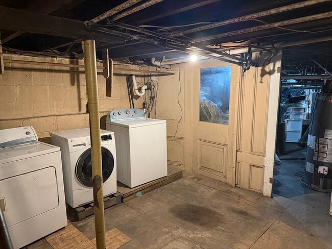 Building Photo - 16 Floyd St