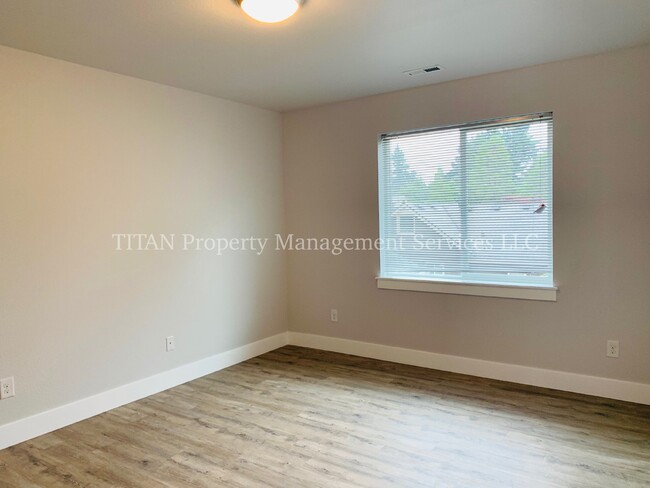 Building Photo - Cozy 2-Bed Condo Retreat with Gleaming Har...